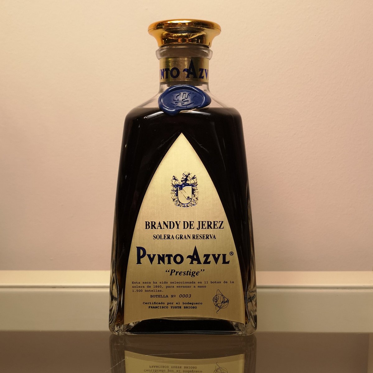 Esta noche tan especial lo mejor en tu mesa. Edición especial de Brandy Punto Azul Prestige. Saca numerada y firmada por el bodeguero Francisco Yuste Brioso.
Probablemente el mejor destilado de vino que se haya producido, desde Sanlúcar al Mundo.
#BrandyDeJerez #BrandyPuntoAzul