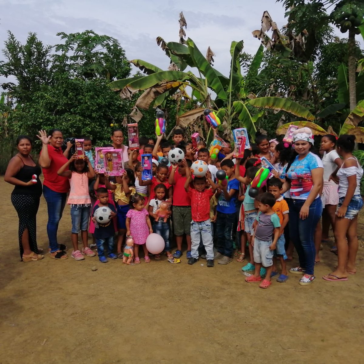 Con estas imágenes deseamos una feliz navidad a todos. Año tras año llegamos a cada rincón de Cereté llevando felicidad a más de 30 mil niños y este año no fue la excepción. Así nos recibieron en Rabolargo y Severá. Que el Niño Jesús nazca en nuestros corazones por siempre. 🙏
