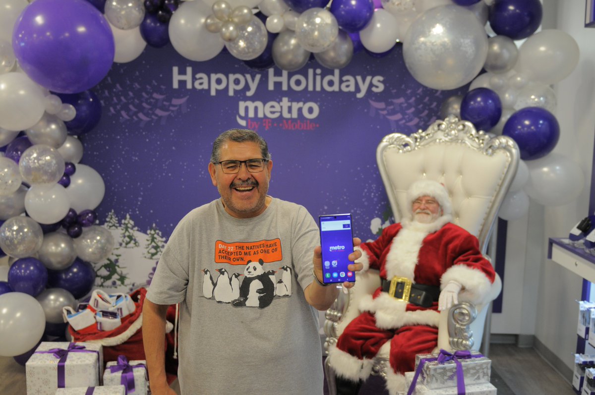 MetroByTMobile's tweet photo. We surprised an LA local with the #GiftOf5G. Thank you, Jose, for being the ultimate Metro loyalist! You were chosen to be one of the first to experience prepaid nationwide 5G using the #Note10Plus5G. Now you can share more of your stories through amazing pics &amp; videos. Enjoy! https://t.co/x5TNlu56pH