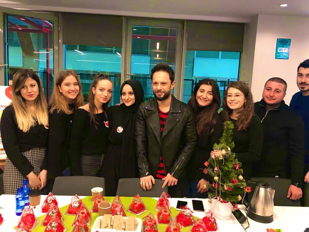 Bugün standımıza uğrayarak minik kalplerimizle iyi dileklerini paylaşan <a href="/ozgunugurlu/">Özgün</a> ve eşi Nida Uğurlu’ya teşekkür ederiz. ☺️
#BirElUzatBirKalbiAydınlat❤️