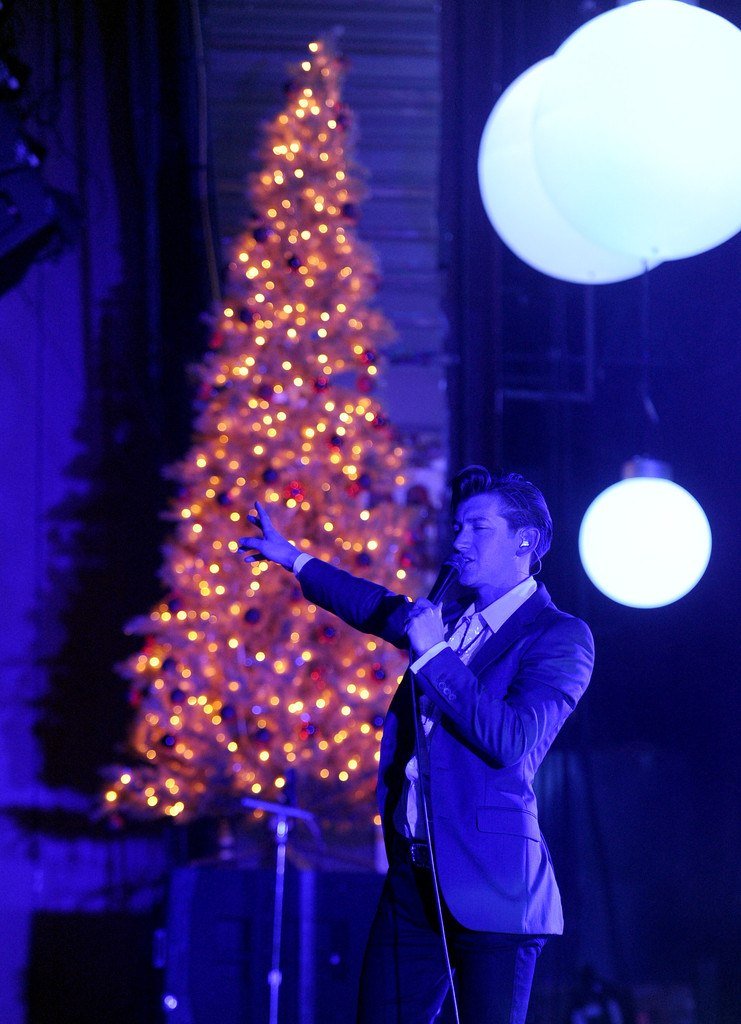 [THREAD] UNA NAVIDAD CON ARCTIC MONKEYS 🎅🏻

Anticipando la fecha festiva, decidimos hacer este thread compilando todo el contenido navideño que nos dio la banda en estos últimos años. 🐒❄️