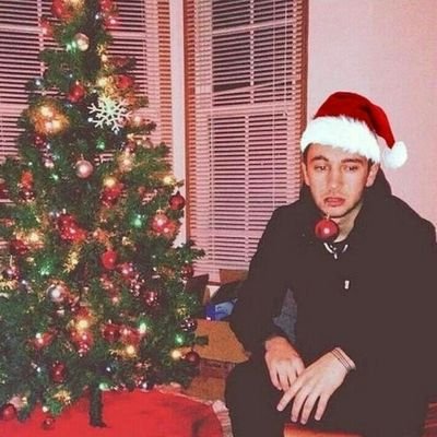 migraineslow's tweet photo. no natal vc é o josh ou tyler? https://t.co/tozKHce2uv