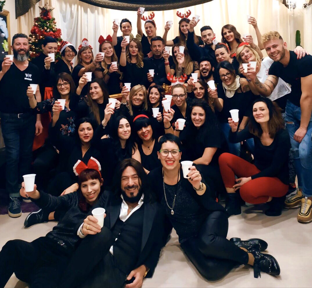 I momenti più belli sono quelli che si passano con le persone care...è con tutto il cuore, che io, Katia e tutto il Mio staff auguriamo a tutti voi di passare un fantastico Natale, insieme alle persone care, e che sia un grandissimo scambio di energia positiva❣️ #natale