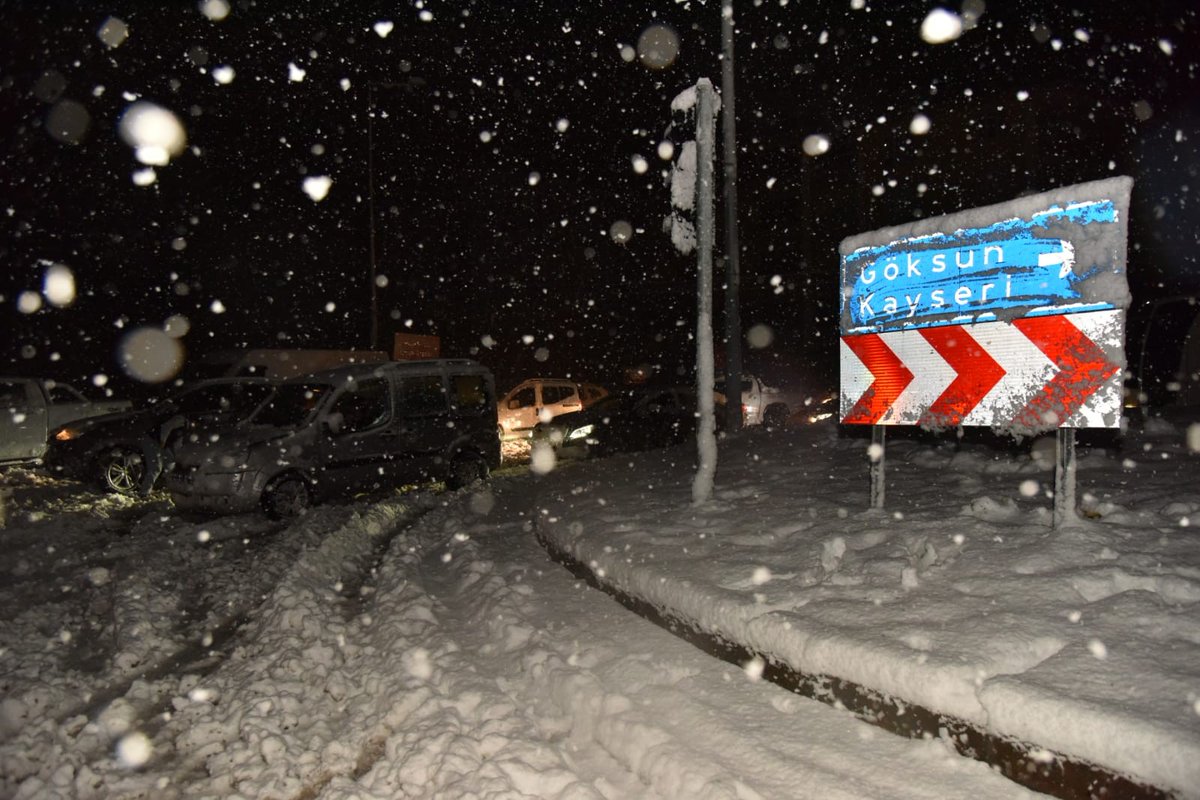 KayseriOlay's tweet photo. SÜRÜCÜLER DİKKAT! 
➡Kahramanmaraş-Kayseri yolu çift yönlü trafiğe kapatıldı 
#Kayseri #Karayolu #Karengeli
https://t.co/2FYExZHExn https://t.co/AR33Xon9pS