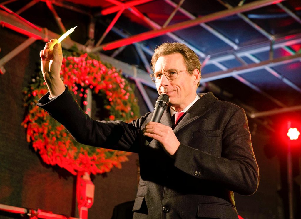 Tjapko_Poppens's tweet image. #Kerstsamenzang in het #OudeDorp. Een lange traditie in Amstelveen. Voor mij de eerste keer. Sfeervol, gevoel van saamhorigheid, een feestelijk begin van de kerst. Wens alle Amstelveners fijne feestdagen.