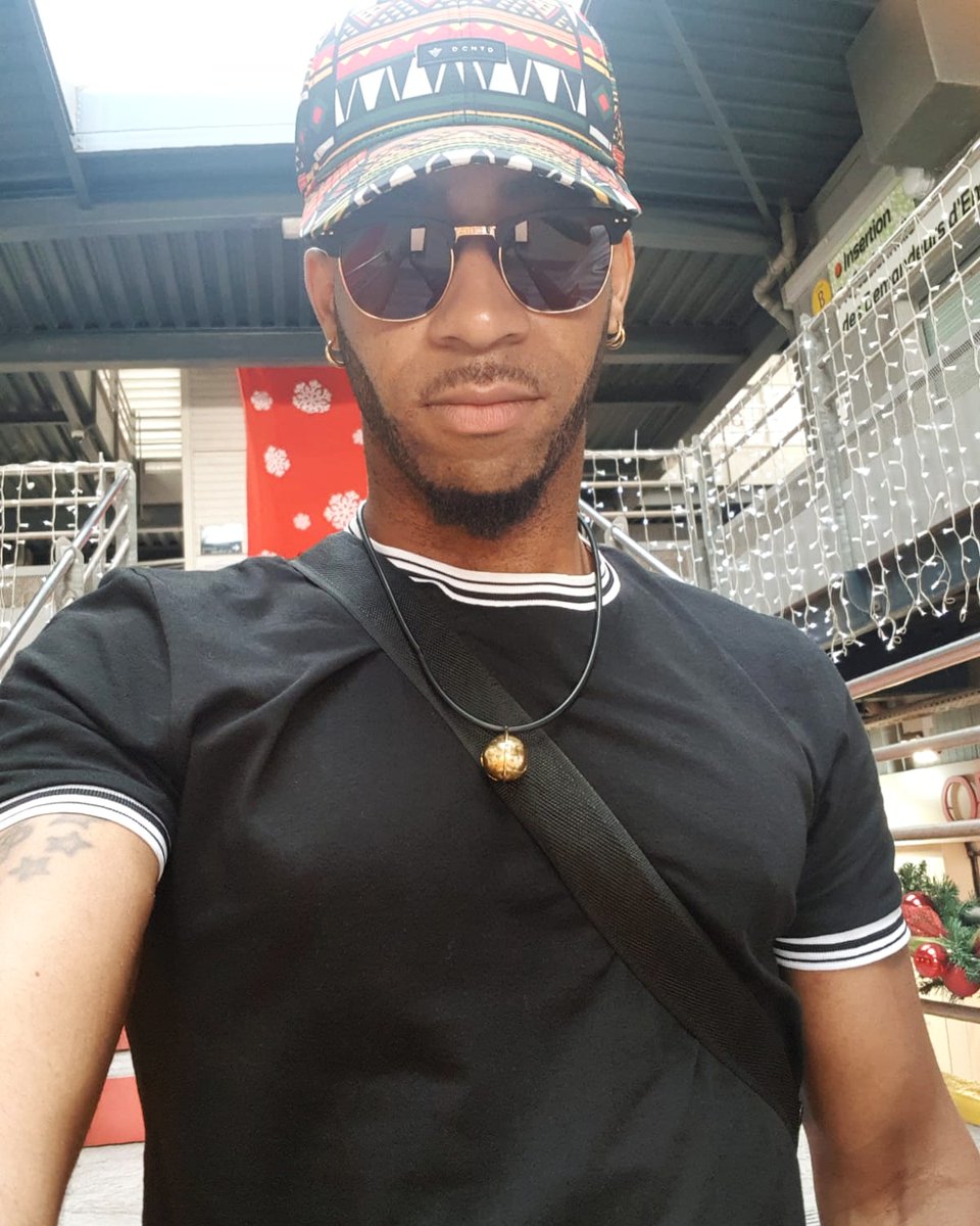KEMAYSMALL's tweet photo. Joyeux Noël la famille 😃
#Prudence car le problème avec le dernier verre, c'est que c'est parfois le dernier !
#CactusGang #SmallOuKwa #MerryChristmas #Kemay https://t.co/5ajxfzVZv7