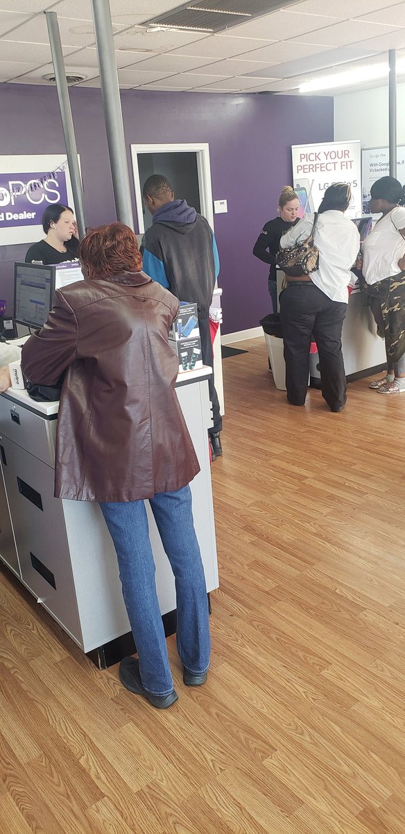 TylerWillett1's tweet photo. They are working hard at the Unicom store in Laurens! Setting up 3 devices at the moment to get everyone ready for Christmas!! @brad7615 @BKGVLSCMetro @BProctormetro @HTaylorMetro @JohnCShelton12 https://t.co/WhhbejwTYb
