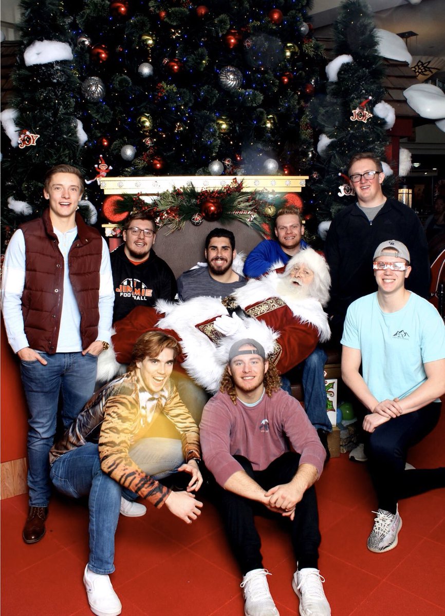 HestonPaige's tweet photo. 4 years of Santa Pics. 4 years of Santa sitting on my lap. Good to have everyone back together. Excited for more pictures in the future. #SantaPic #FatAssFam @KBAshkid @TheChanTrain @jamesdunagan17 @giglio_james @DYods11 @tater7322 @HeepJake https://t.co/29y6Bll30m