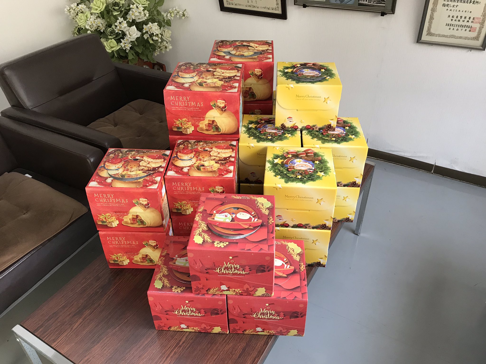 秀盛機工 浜松支店 クリスマスケーキ を社員全員に配りました 春華堂さんのカタログから5種類を各家庭の好みで選んで貰いました 社員の家族 に お父さんの会社やさしいね といって貰いたいです 春華堂 クリスマス ケーキ 社員 秀盛機工 浜松支店 クリスマスケーキ を社員全員に配りました 春華堂さんのカタログから5種類を各家庭の好みで選んで貰いました 社員の家族 に お父さんの会社やさしいね といって貰いたいです 春華堂 クリスマス ケーキ 社員