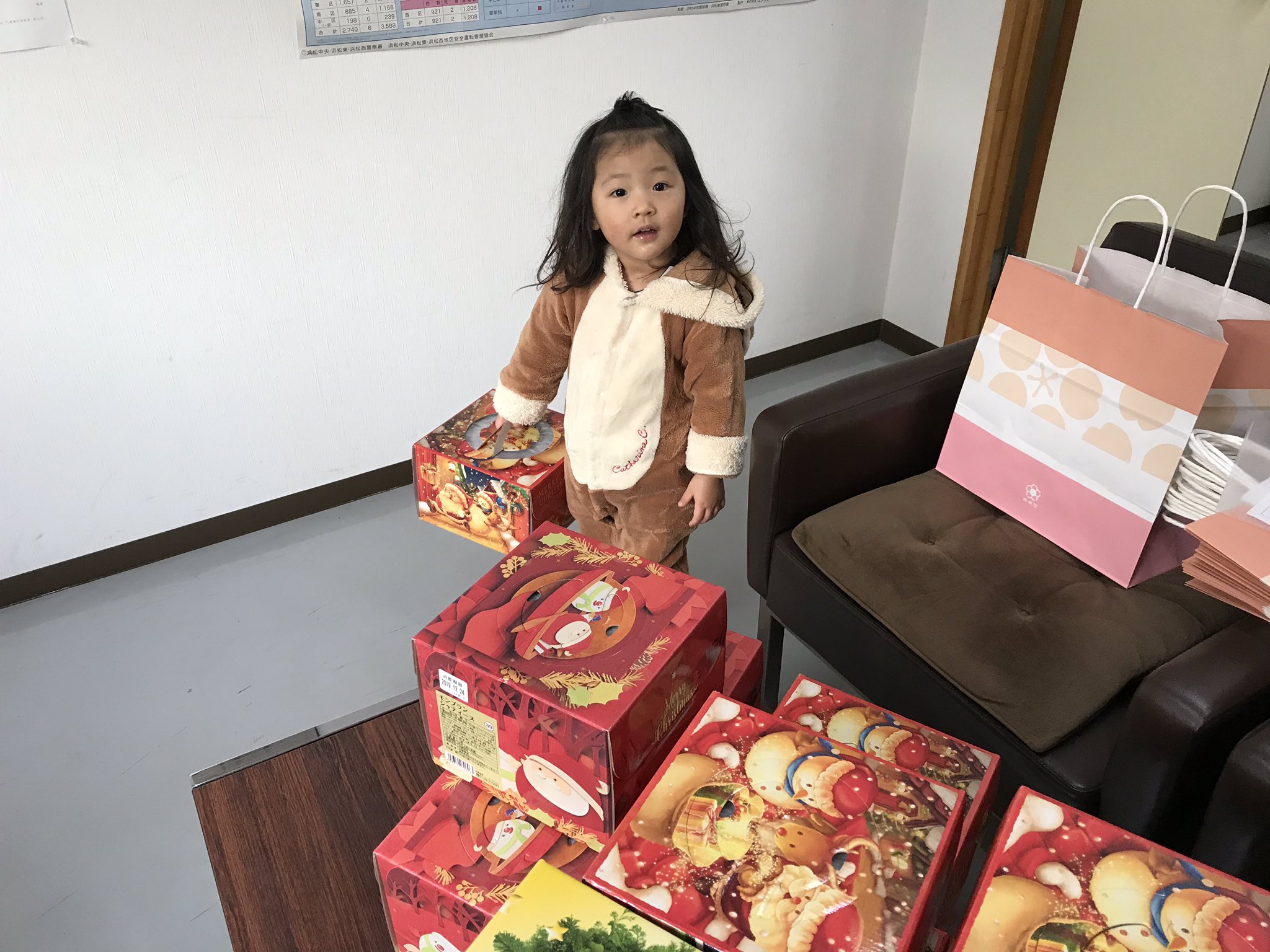 秀盛機工 浜松支店 クリスマスケーキ を社員全員に配りました 春華堂さんのカタログから5種類を各家庭の好みで選んで貰いました 社員の家族 に お父さんの会社やさしいね といって貰いたいです 春華堂 クリスマス ケーキ 社員