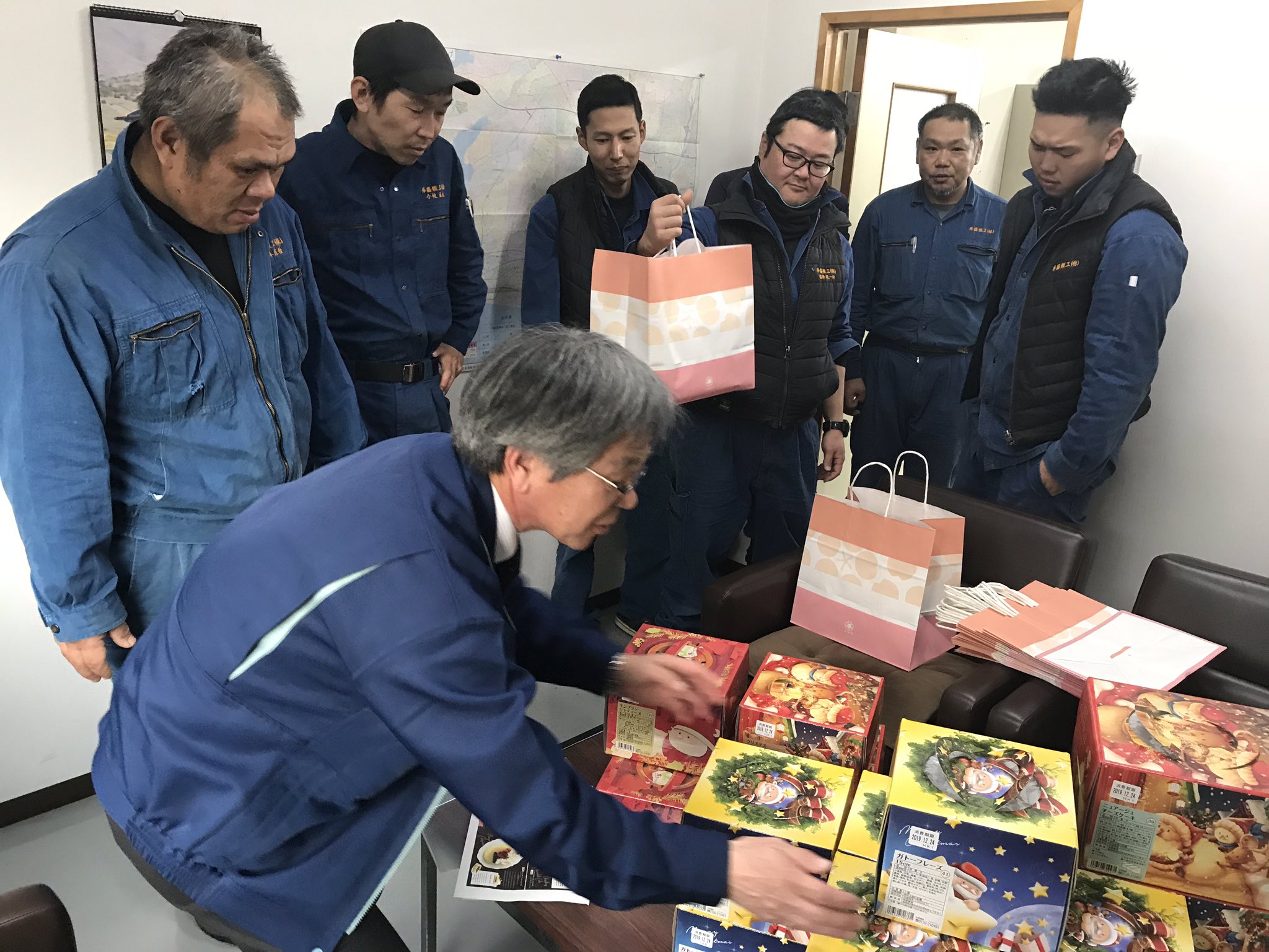 秀盛機工 浜松支店 クリスマスケーキ を社員全員に配りました 春華堂さんのカタログから5種類を各家庭の好みで選んで貰いました 社員の家族 に お父さんの会社やさしいね といって貰いたいです 春華堂 クリスマス ケーキ 社員