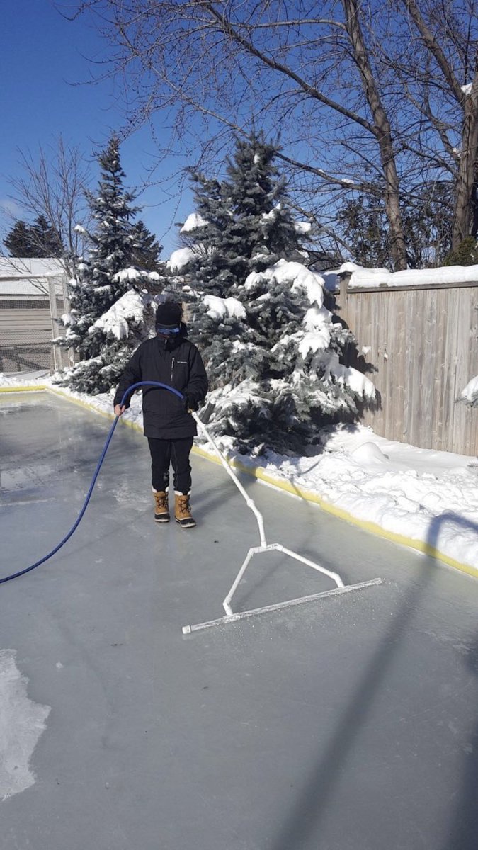 pilotti_13's tweet photo. @DarrenDreger Merry Christmas 🎄 Backyard rink Mississauga, Ontario Perfect flood with the homemade zamboni 🏒🥅 https://t.co/DvIFNEROGY