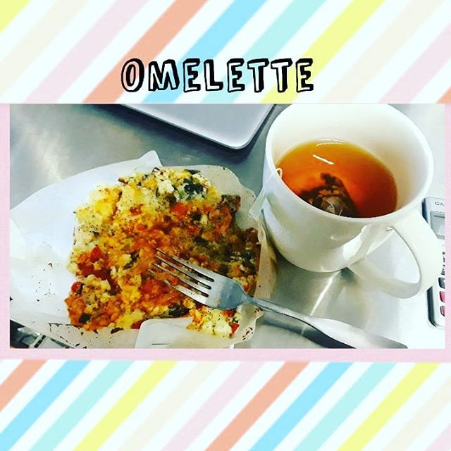 Oh this omelet was to die for

I threw in:
Eggs
Cottage cheese
Cheese
Red peppers
Spinach
Sun-dried tomatoes
Pesto
Bacon
Sriracha

#keto #ketorecipe #weightlossjourney #weightlossjournal #intermittentfasting #fastingforweightloss #fasting