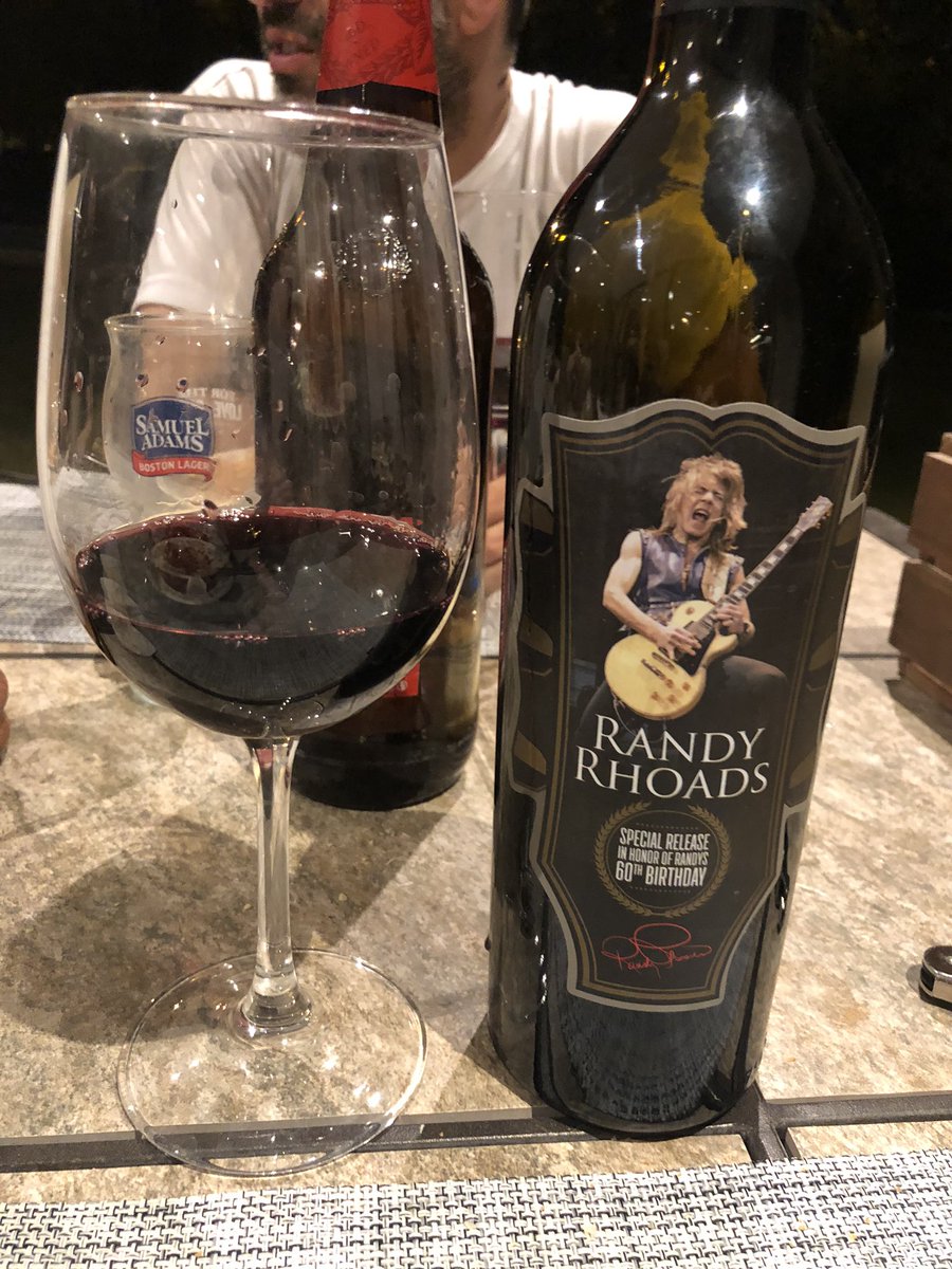 felipestaiti's tweet photo. Feliz navidad para todos!!!!! Salud!!!!! 🍷🍷🍷🍷🍷🎄🎄🎄🍾🍾🍾 #NavidadEnFamilia #navidad #로이의크리스마스선물_익숙해 https://t.co/5r9L4N2CP0
