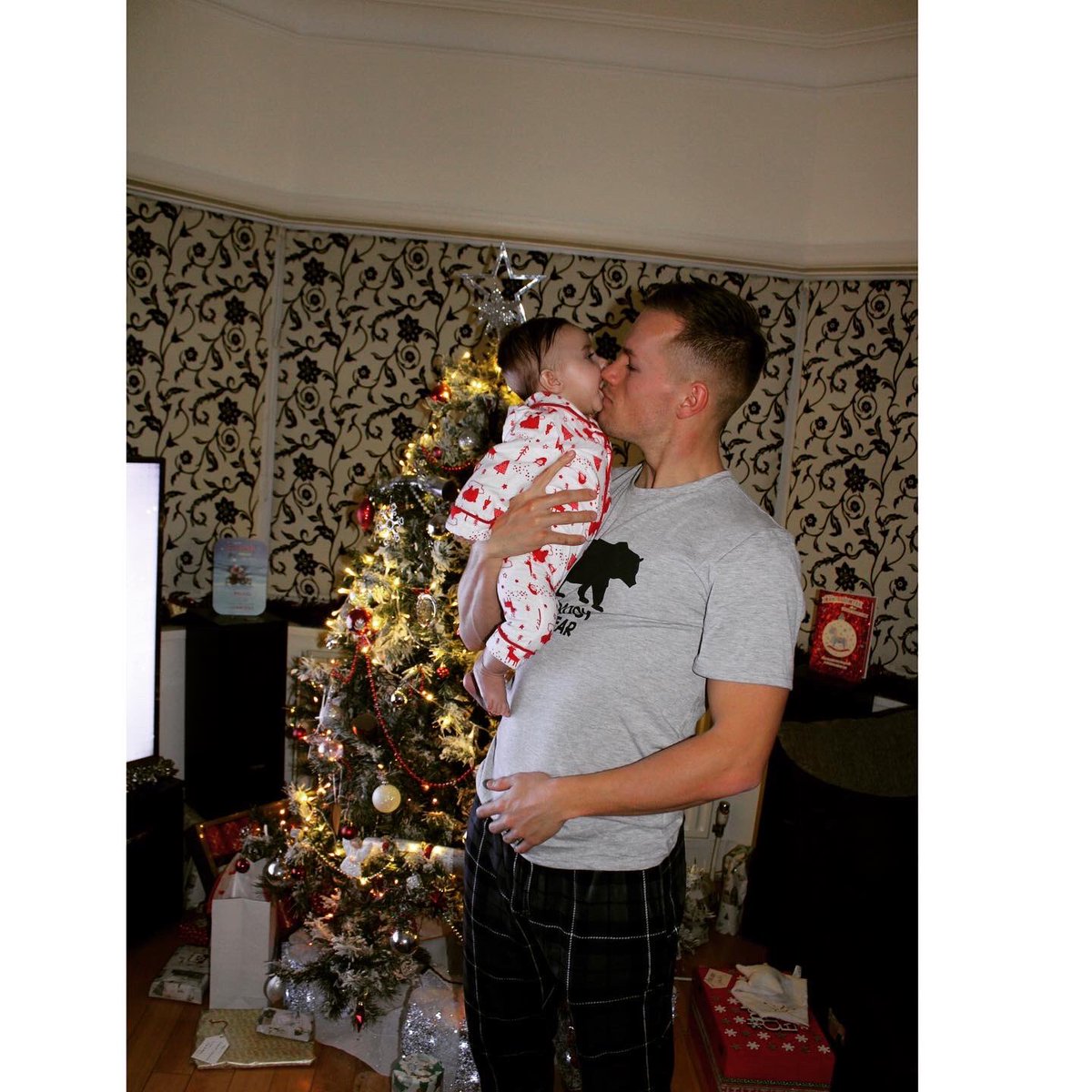 SeanWhite95's tweet photo. Christmas Eve with my girls 😍❤️ https://t.co/Ec9cKDnapf