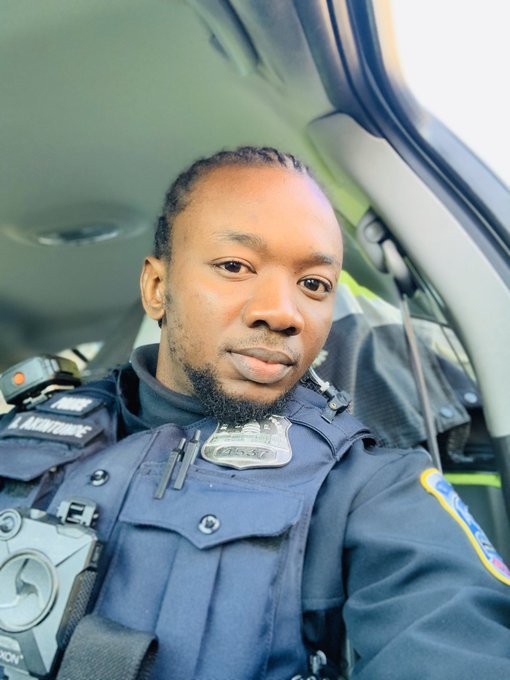 iamminderzz's tweet photo. ‘4 days in Nigeria &amp; I have already been profiled as a criminal by the Nigeria police force because I have braids” — Washington DC Police officer laments https://t.co/4aXhKmVcKP https://t.co/Thk5A6vGVY