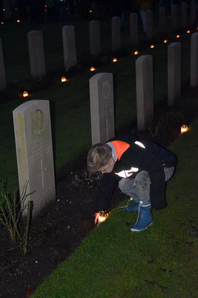 rvr_0's tweet photo. @SeaforthOfC Christmas eve, Holten war cemetary, the Netherlands, Candlelight, @WorldWarTribute @SeaforthAssoc https://t.co/6MBi3IFLqb