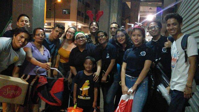 istg_ec's tweet photo. Estudiantes del #ISTG de la carrera de Offset y Acabados compartieron alimentos y regalos en el exterior del Hospital del Niño, dejando un mensaje de solidaridad en Navidad. #AvanzamosISTG #SoyISTG https://t.co/EClMsV2le8