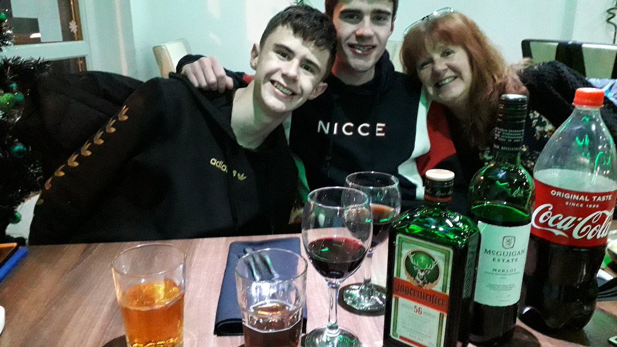 StephenPKendal's tweet photo. Now we're talking. Say Hi to my Sister and Nephews. 🍸🍹🍸🥂🍻 https://t.co/OsqBVMjtwt