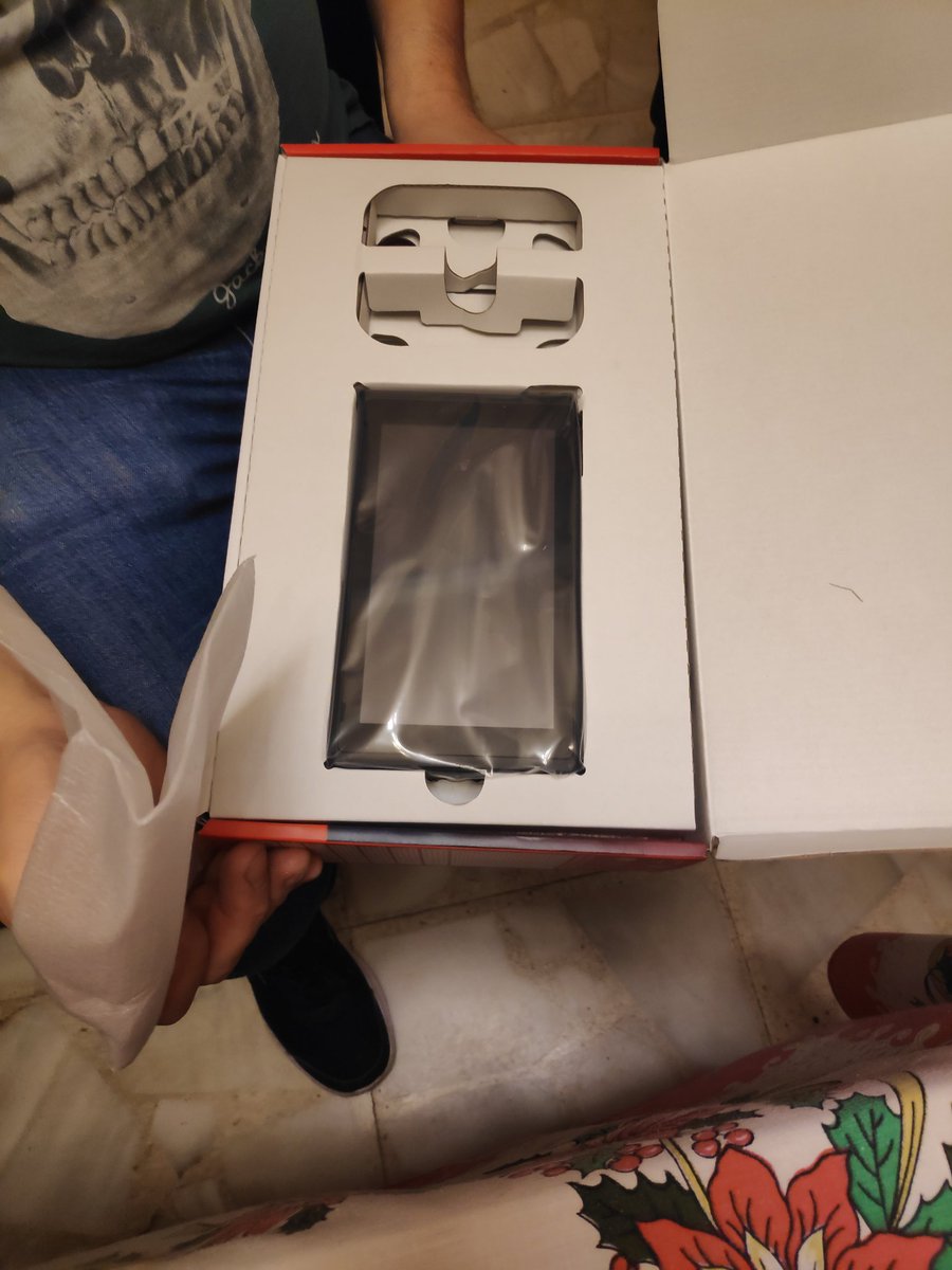 danialcazar22's tweet photo. @NintendoES @MediaMarktGames @MediaMarkt_es ¿Por qué la Nintendo Switch que le ha traído papá Noel a mi primo, no tiene mandos? https://t.co/q2clavsC8q