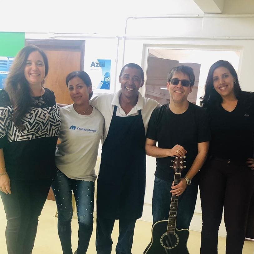 MalignoJr's tweet image. Fazendo o acústico no almoço pré-Natal da MZF4. Confraternização com muita música boa para fechar o ano de intensos trabalhos na Hyper. Obrigado a todos que estão conosco nesta jornada! #hyperclassstrings #hyperprostrings #hyperstrings #mzf4 #malignojr #endorser #musica #violao