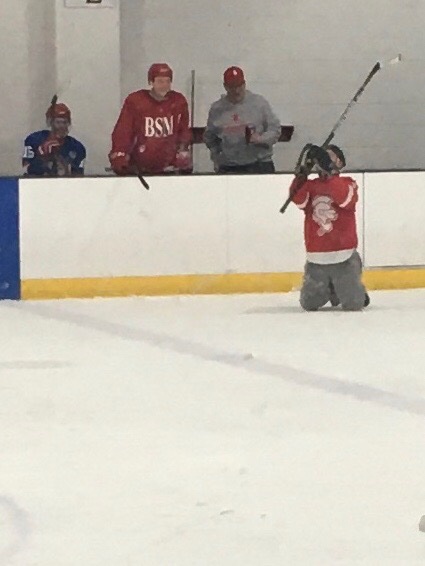 BSMBoysHockey's tweet image. Former @bsmredknights 🏒 Matt Just re-enacts the celly that got him into some hot water back in ‘96 with Coach Pauly. Claimed he that he was 🙏🏻 - so forgiveness was extended. #RedKnights #ForeverRed #quickthinking