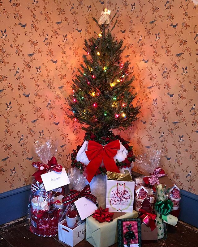 Lindamissal's tweet photo. First ever real Christmas tree for our first Christmas Eve in the new house 🎄🥰 #newkingstonNY #upstate #Instagram https://t.co/DmZ1Ov4mHH