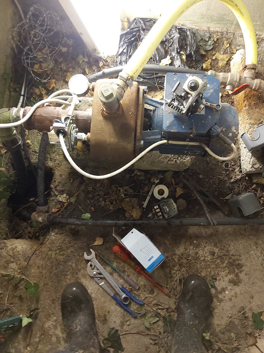 Musgrav60905348's tweet photo. Christmas eve having to replace a water pump  pressure  switch 😠 https://t.co/GmzB8wlOrL