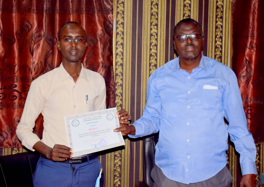 MUDAN_Network's tweet photo. The Mayors of #Qardho and #Bossaso districts Mr. Abdi Said &amp; A. Bashir awarded 2 #MUDAN in apprecaiating the continued support to da municipality in good governance promotion.#MUDAN is closely works with L.authorities in accountability to strengthen good governance.@Plstatehouse https://t.co/DxMol2oPvH