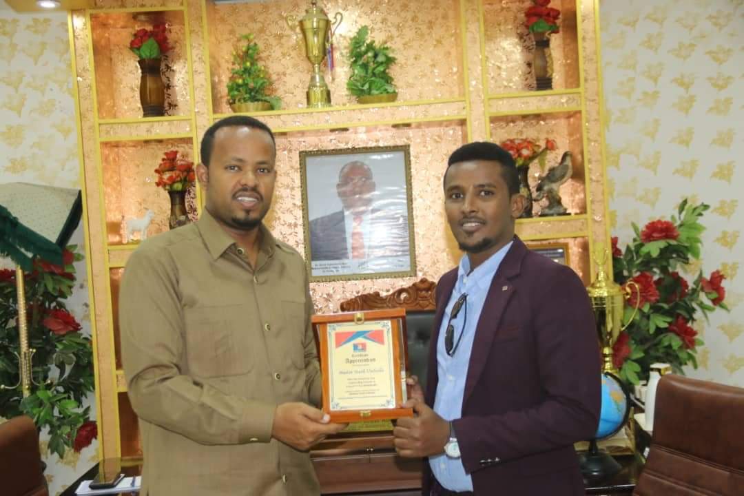 MUDAN_Network's tweet photo. The Mayors of #Qardho and #Bossaso districts Mr. Abdi Said &amp; A. Bashir awarded 2 #MUDAN in apprecaiating the continued support to da municipality in good governance promotion.#MUDAN is closely works with L.authorities in accountability to strengthen good governance.@Plstatehouse https://t.co/DxMol2oPvH