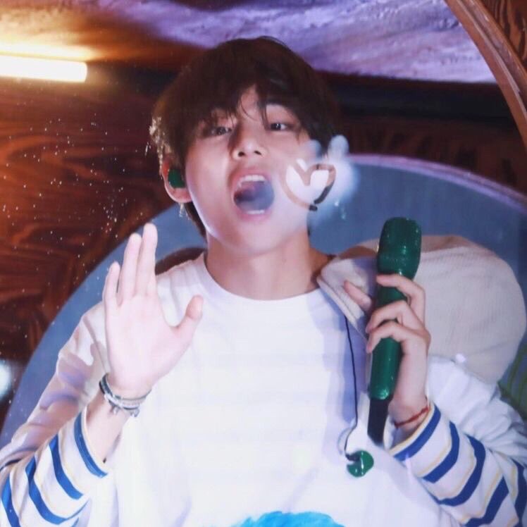 saerangtae's tweet photo. Merry Christmas everyone ☃️

I haven’t been active (again, what’s new?) for a while. It has been very difficult with school.

Besides, I hope everyone who reads this is having a good night/day, if not, I hope this picture of tae will brighten up your day as much as it did for me. https://t.co/o5IO7KA3nK