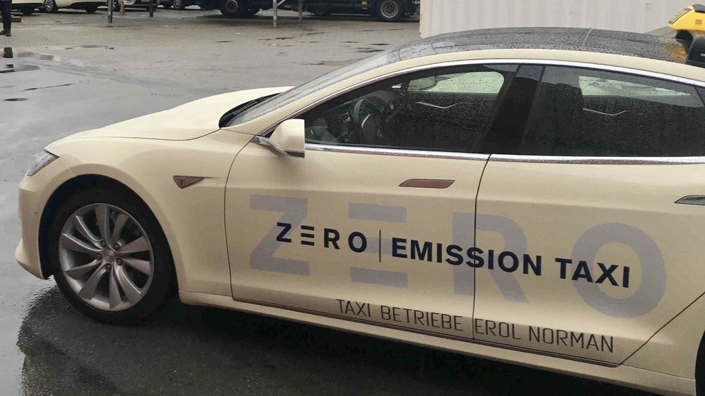 TeslaNY's tweet image. German taxi company adding 50 Model 3s to fleet 🚕🔋🇩🇪 “The cars are also much easier to care for. An old car costs us 6,000 euros a year. The expenses are now gone. We also save on fuel costs through cheaper electricity,” translate.google.com/translate?hl=e… $TSLA #EV