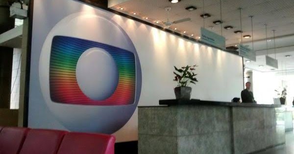 emoff's tweet photo. Modernos, casal muito conhecido forma 'trisal' com um ator famoso ator da Globo https://t.co/Ubf5rTSUZG https://t.co/U8OqLAbFSB