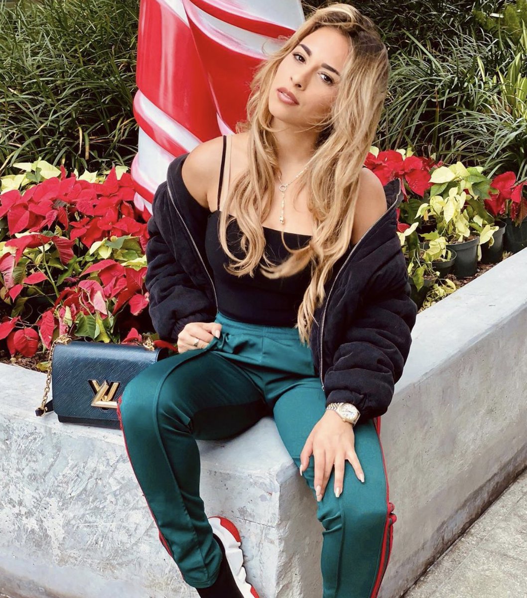 Wait a minute, wait a minute... she fine! 😍