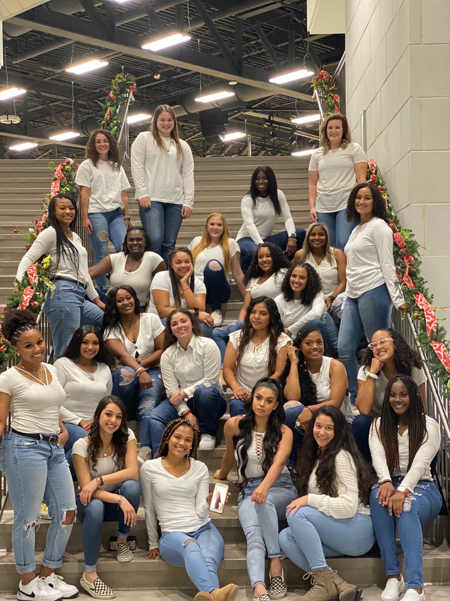 MvsuSoftball's tweet photo. “We wish you a Merry Christmas”
💚❤️Valley Softball❤️💚 https://t.co/5wxiZ8xLbx