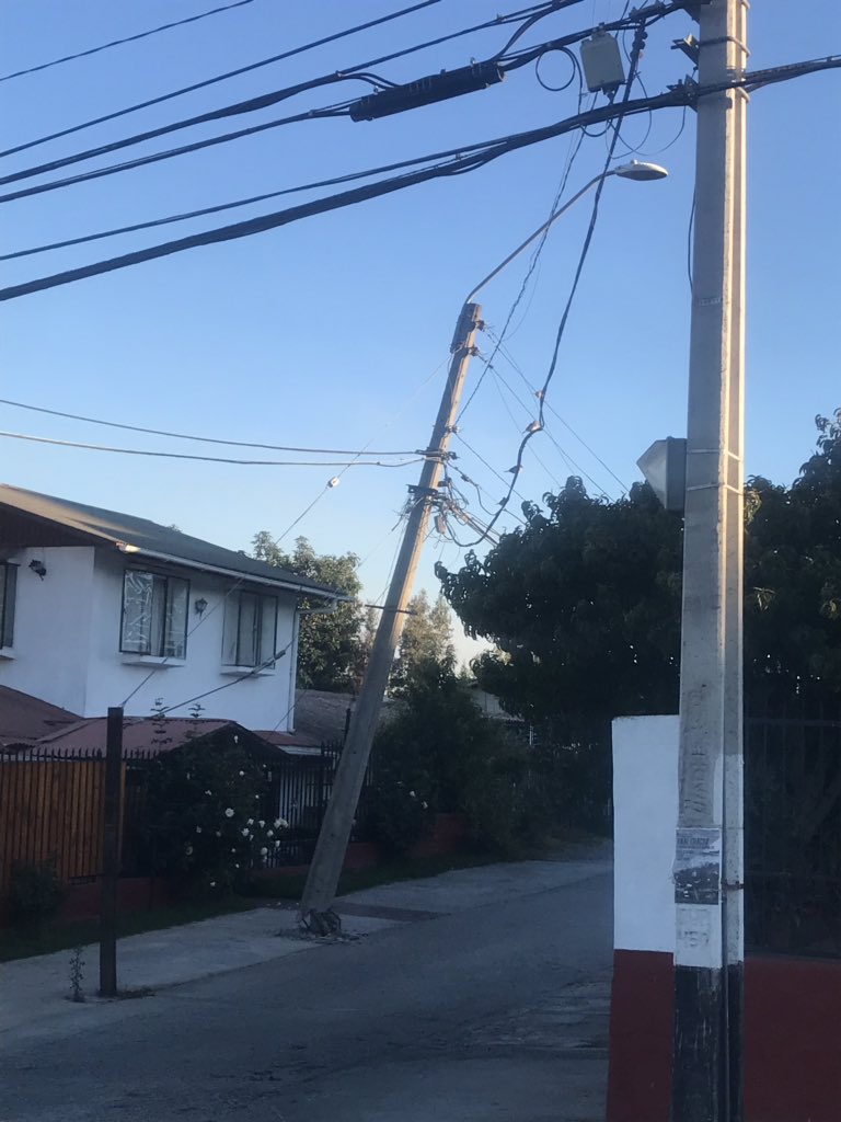 ZambranoDane's tweet photo. @Chilquinta600 Auto choca poste y este queda colgando con peligro de caer sobre casa. Se ven chispazos. Pasaje Marte Canal Chacao. https://t.co/r6edcJCsII