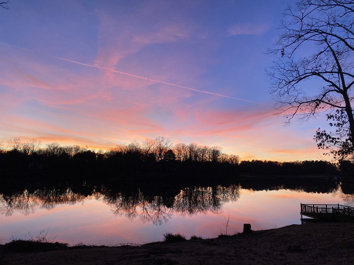 MSWarHog's tweet photo. @matt_laubhan Merry Christmas from the Natchez Trace Villas, Saltillo, MS #ChristmasEve2019 #GloriousSunset https://t.co/WJXfHBHDeR