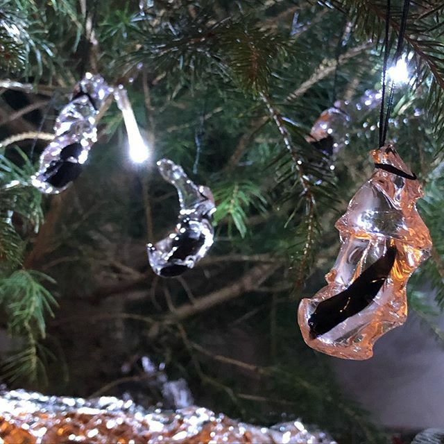 katehawkings's tweet photo. Final additions to the tree while the kidz are at the pub and Santa’s reaching for her sherry. Beautiful, beautiful globules of glass, scavenged from the Riedel glass-blowers’ off-cut bucket #glass #aintnothinglikeit #sparkle 😍 https://t.co/Tbr2drl57N https://t.co/enWwIWkSe8