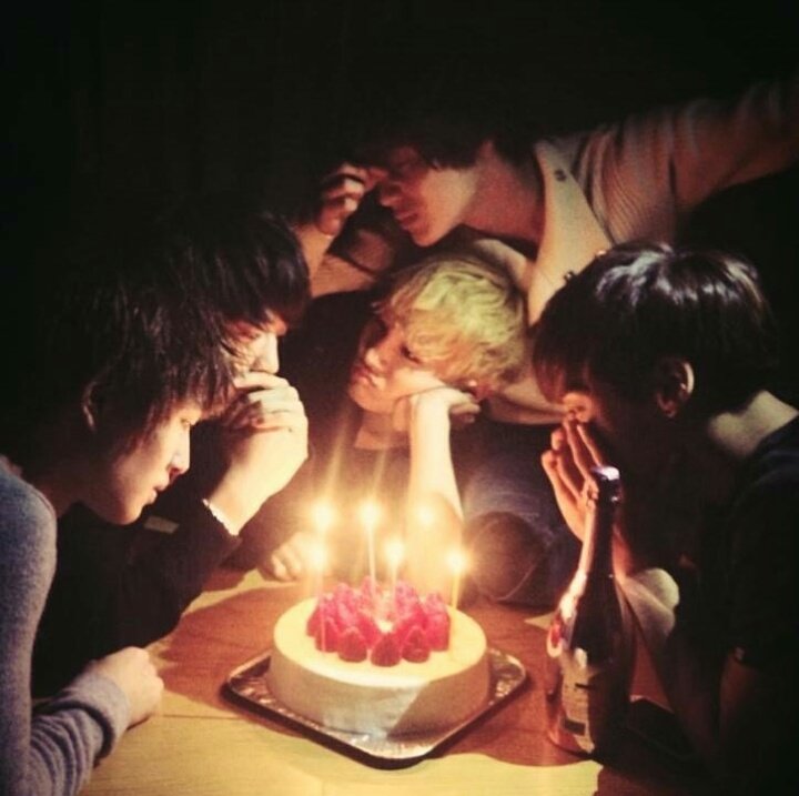Choi_Dawna's tweet photo. i just noticed it's not the same pic jjong have posted before, but the same silly photo session 😂
    Kibum's                                          Jjong's https://t.co/Aj9t4bQuJO