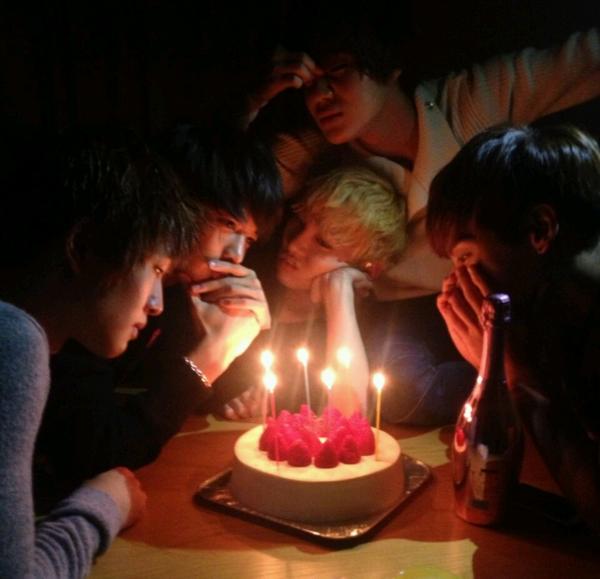 Choi_Dawna's tweet photo. i just noticed it's not the same pic jjong have posted before, but the same silly photo session 😂
    Kibum's                                          Jjong's https://t.co/Aj9t4bQuJO