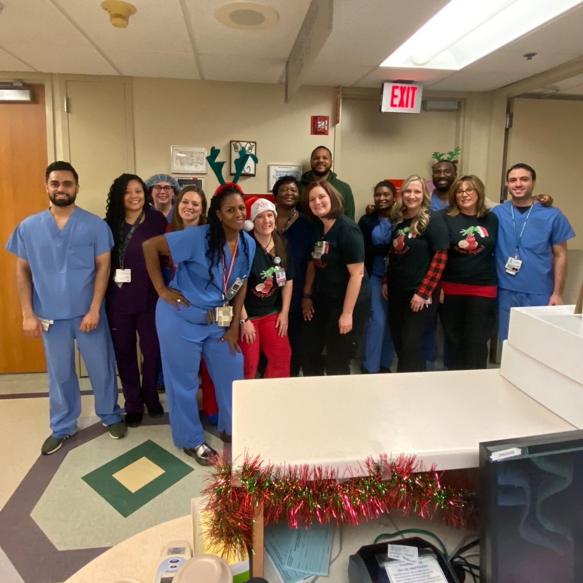 Anthonydirrell's tweet photo. #Dirrell12Days While we R @ home w/our families 4 the holidays #nurses @ hospitals R taking care of our loved ones. This morning I brought some #DawnDonuts & bagels 2 some nurses in #Flint #NoDeedToSmall
#TeamDirrell #DirrellChanceFoundation #NeverStopNeverQuit #FightBack4Flint https://t.co/QVc0VrgFUY