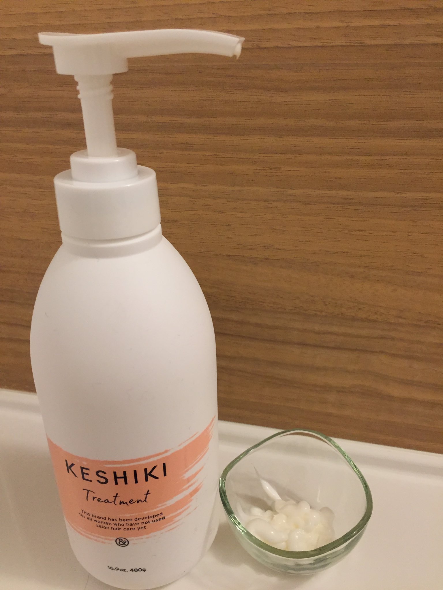 Chou Keshiki シャンプー ヘアトリートメント おしゃれなイラストが付いたボトル 透明なシャンプーは泡立ち良く 地肌をしっかり洗える感じ トリートメントも洗い流すとぷるんとした感触に とにかく香りがお気に入り Keshiki ケシキシャンプー