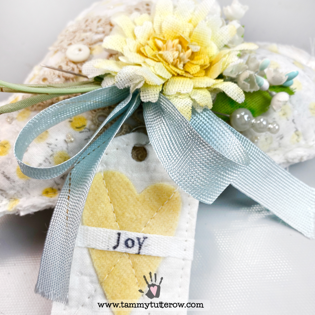 tammytutterow's tweet photo. My soul is happy after a little creative time today. 
❤️✂️❤️

#tammytutterow #tammytutterowdesigns #handmadeheartfelt #mixedmedia #handmadeflowers #handpainted https://t.co/gkGmyz5t9z