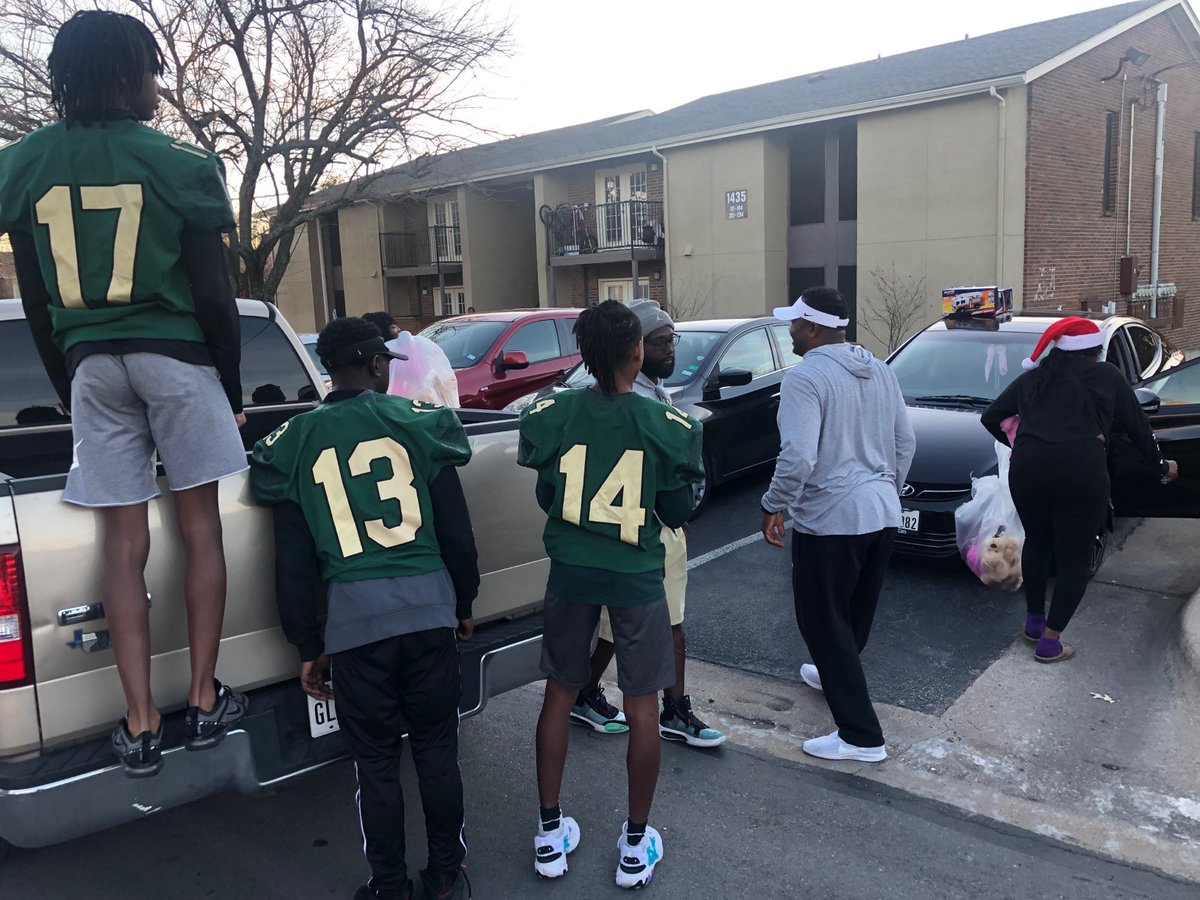 FootballDesoto's tweet photo. Christmas came early to some local residents.  One school, one community, We Are DeSoto! #DeSotoU https://t.co/988z2789o8