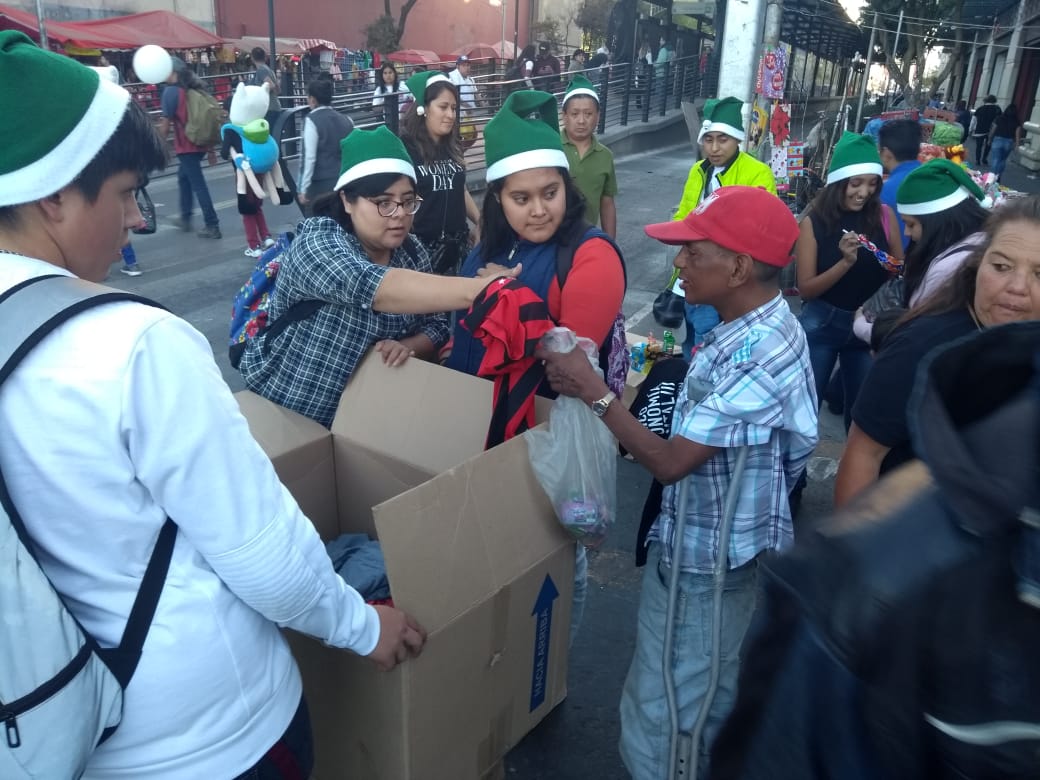 InjuveCDMX's tweet photo. Las #BrigadasINJUVE también están #AbrazandoLaNavidad.
Jóvenes de #GenerandoMiCapital y #Comedor repartieron ropa, peluches y dulces a población prioritaria en varios puntos de la ciudad. 🎁
#SomosINJUVE 🎄❄️ https://t.co/74lTt4gtts