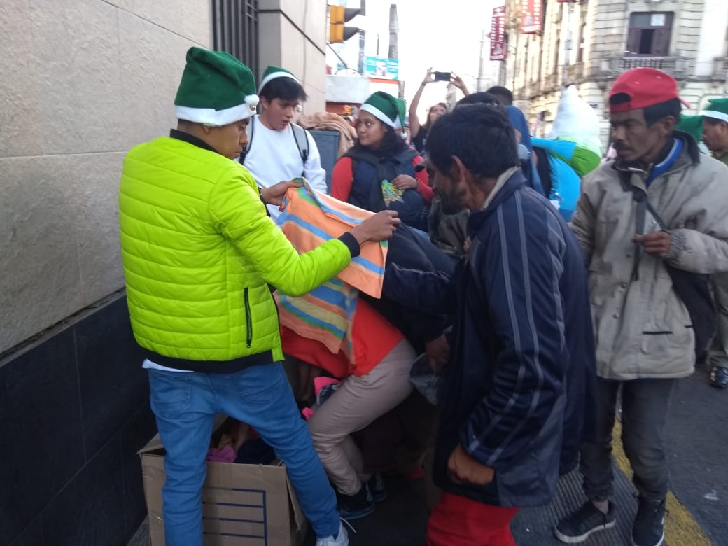 InjuveCDMX's tweet photo. Las #BrigadasINJUVE también están #AbrazandoLaNavidad.
Jóvenes de #GenerandoMiCapital y #Comedor repartieron ropa, peluches y dulces a población prioritaria en varios puntos de la ciudad. 🎁
#SomosINJUVE 🎄❄️ https://t.co/74lTt4gtts