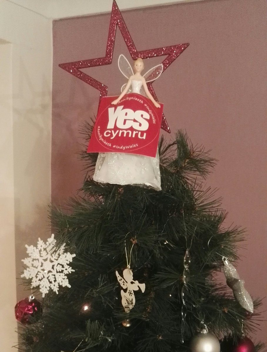 ifor_ap's tweet image. Daw heno seren newydd dlos
I wenu uwch dy ben...
#NadoligLlawen!
Happy #IndyWales Christmas! #annibyniaeth