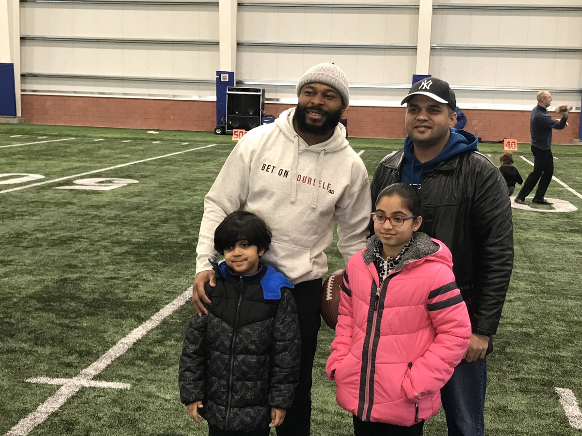 GiantsCRDept's tweet photo. @ABethea41 invited ten families to the practice facility to spend the afternoon playing games in the field house, touring the facility, and enjoying some ice cream! Antoine also surprised each family with their own $1,000 shopping spree! #GiantsHuddlefor100 https://t.co/2WOdH40eUr