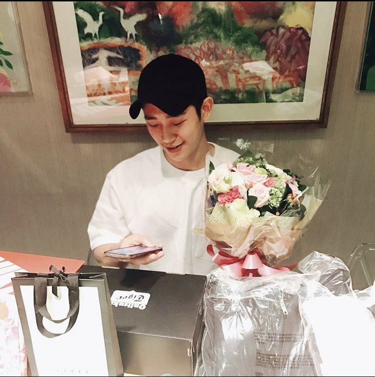 junghaein_ph's tweet photo. Happy holidays everyone! 🎄🎅🏻♥️
#JungHaeIn https://t.co/hKnSFbZ7ls