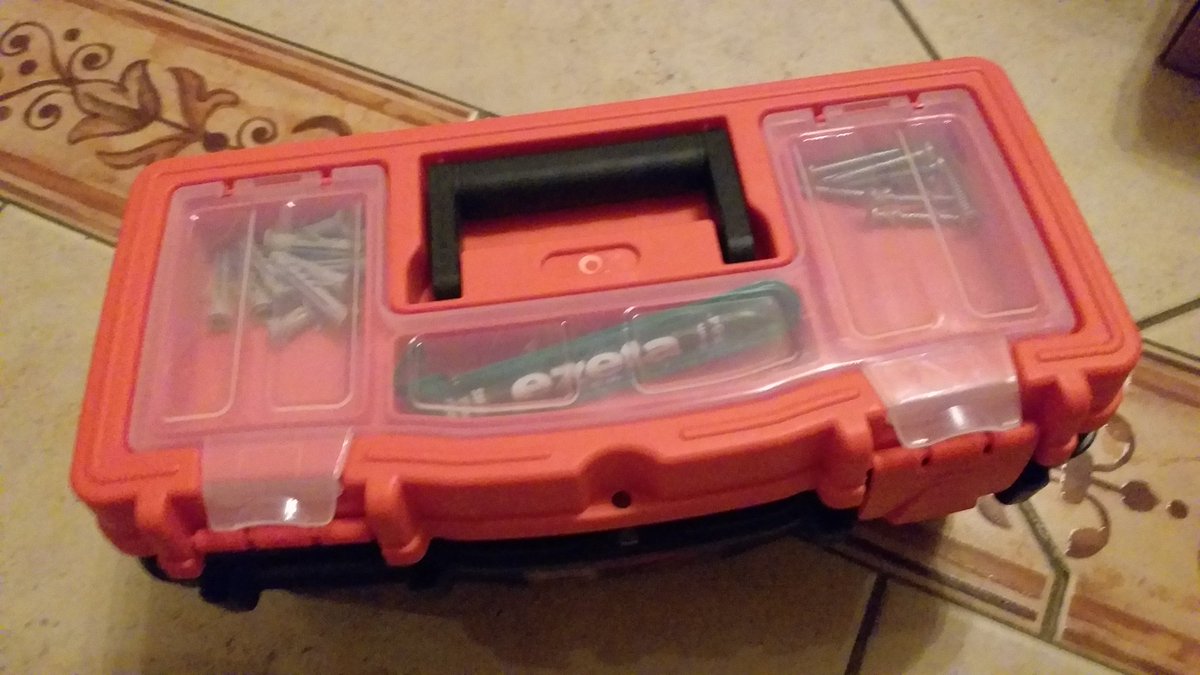 hugohlamadrid's tweet photo. Mi jermu me regaló (?) una caja de herramientas y mi suegra dos calzones Wilson.

Para que seguir viviendo. https://t.co/oYRZWUBKvq